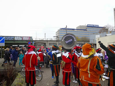 Pietenband bij de intocht in Amsteldorp