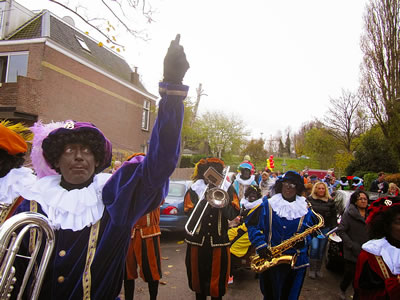 Het swingt de pan uit mt de Pietenband