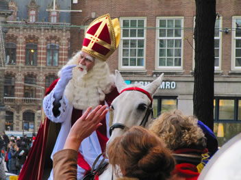 Sinterklaas arriveert bij de pieten van de Pepernotenband