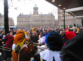 Muziekpieten onder de luivel van de Bijenkorf in Amsterdam