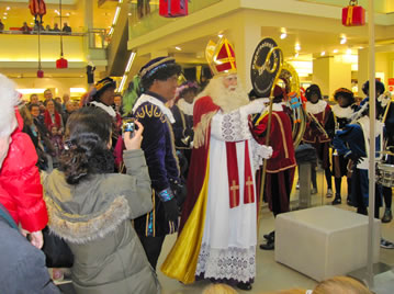 Sinterklaas en de Pepernotenband in Bijenkorf Amsterdam