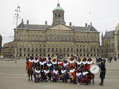 Pietenband voor het paleis op de dam in Amsterdam
