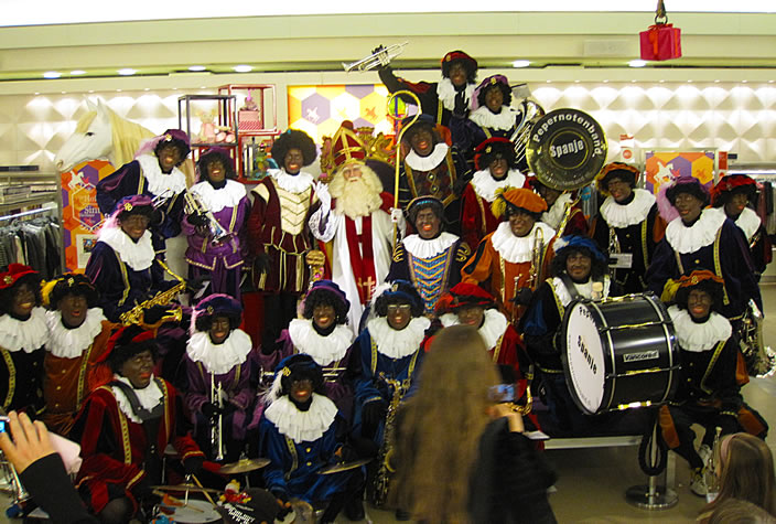 Groepsfoto met Sinterklaas en alle MuziekPieten in Bijenkorf van Amsterdam