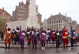 Pietenband voorhet vrijheidsbeeld in Amsterdam