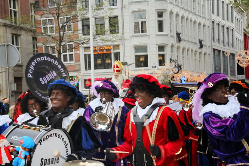 Muziekpieten bij de Sinterklaasintocht in Amsterdam