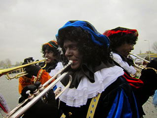 Groepsfoto Pietenband voor boot in Weesp