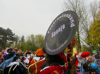 Sinterklaas spreekt het publiek toe vanaf pakjesboot12