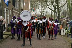 Pepernotenband doet mee aan de Sinterklaasintocht in Edam