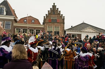 Pietenband bouwt feestje op Damplein