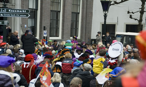 MuziekPieten op het Damplein in Edam bij de intocht van Sinterklaas