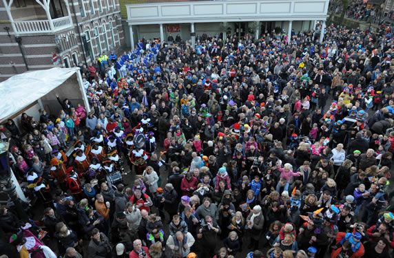 Mensenmassa bij Sinterklaasintocht in Edam