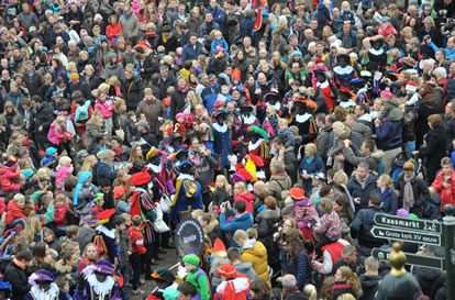 Pietenband tussen de mensenmassa op het Damplein in Edam