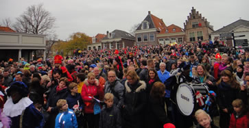 Mensenmassa op het Damplein in Edam