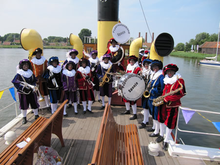 pietenband aan boord van de stoomboot