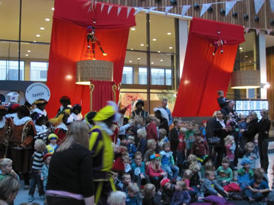 Alle kinderen met alle Pieten, Sinterklaas en de Pepernotenband op een grote groepsfoto