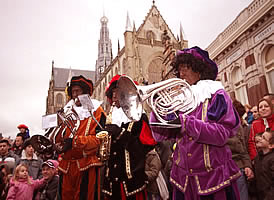 Muziekpieten op het grote plein in Haarlem