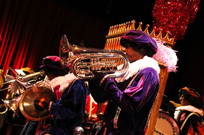 MuziekPieten voor de troon van Sinterklaas