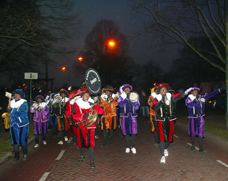 Pepernotenband bij de Sinterklaasintocht in Naarden