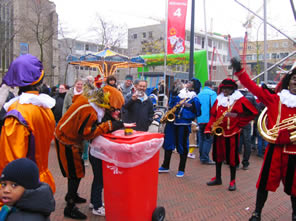 Groot feest op het plein in Rotterdam met de Pietenband