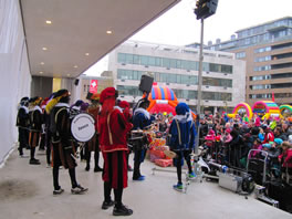 Feest met de Pepernotenband op het podium in Rotterdam