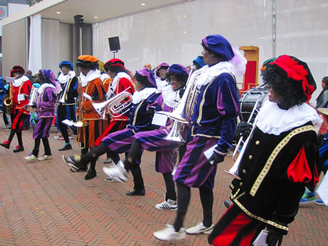 Pietenorkest staat te swingen op het podium in Rotterdam