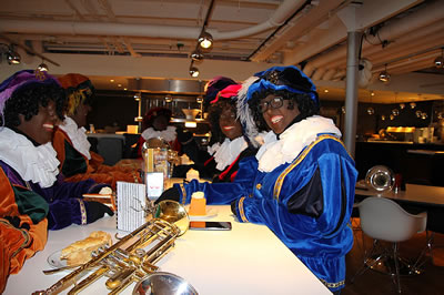 MuziekPieten eten een taartje op SS Rotterdam