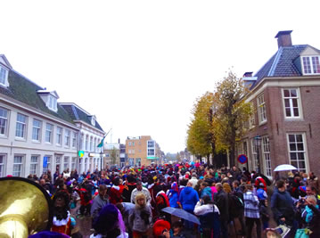 Pepernotenband viert feest op het grote plein in Weesp