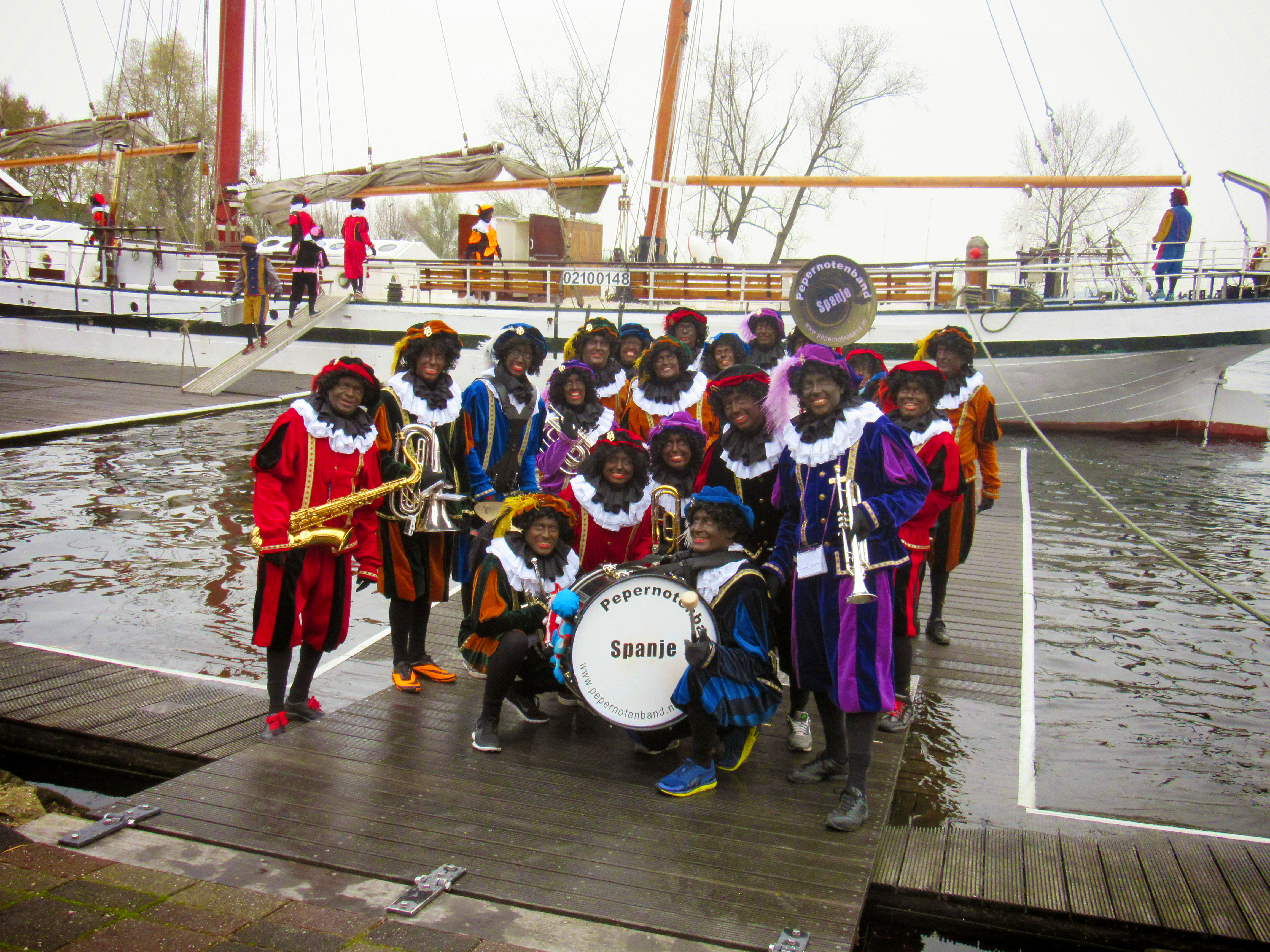 Groepsfoto Pietenband voor boot in Weesp