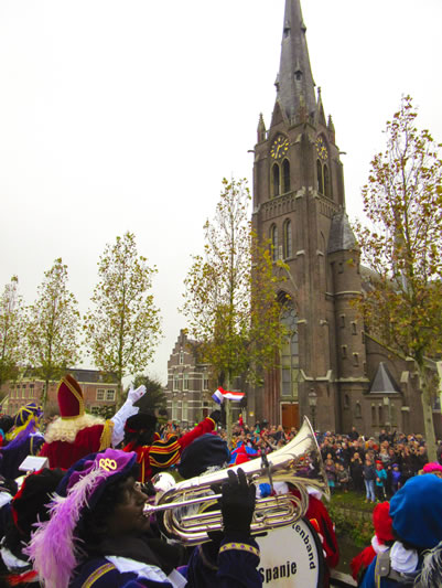 Muziekpieten voor de kerk in Weesp