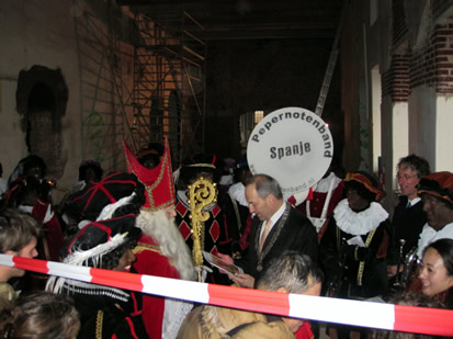 burgemeester Amsterdam met Sinterklaas en de Pepernotenband