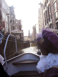 pietenband door de grachten van Amsterdam